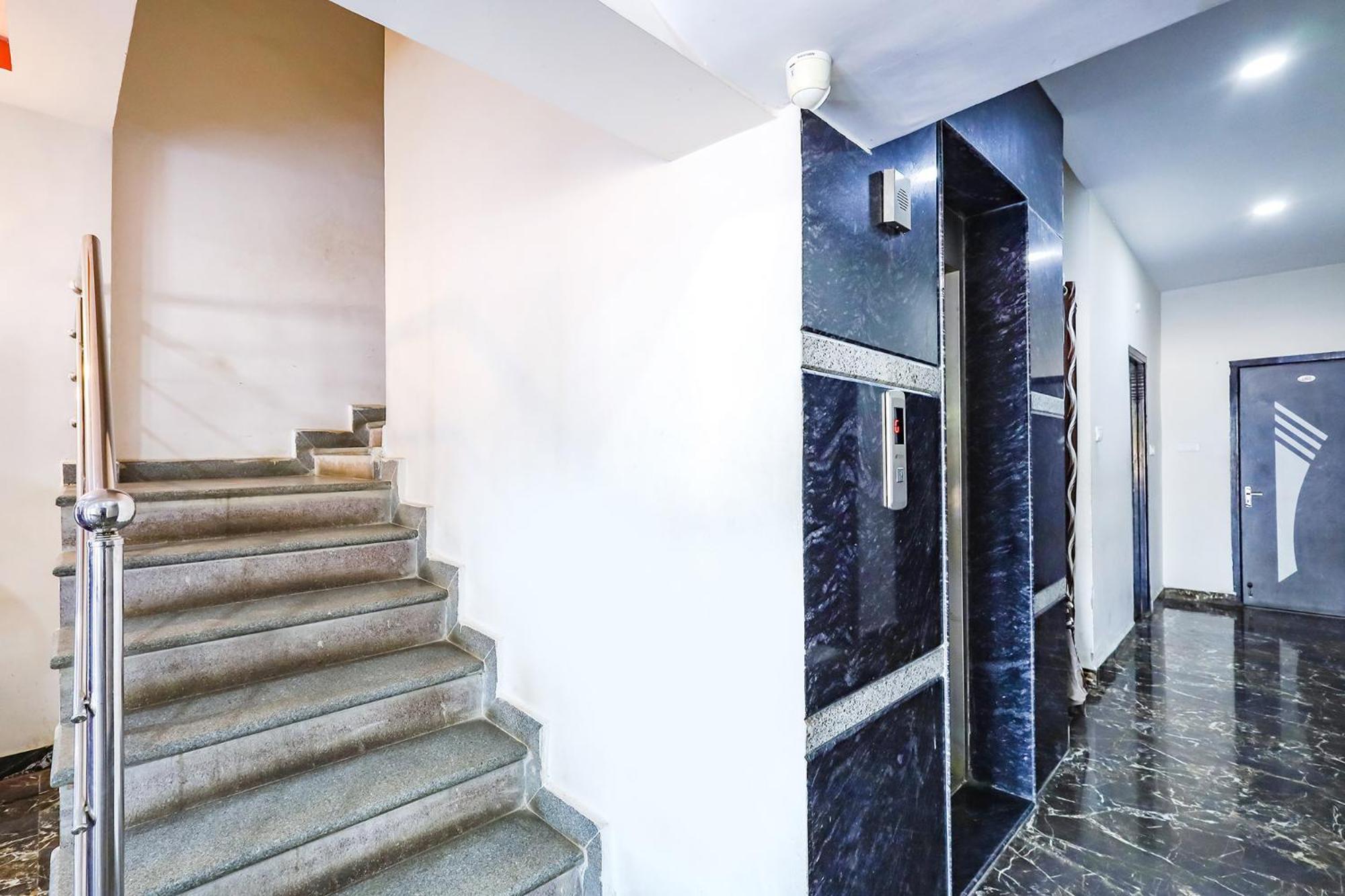 Отель Capital O Lakshmi Residency Тирупати Экстерьер фото