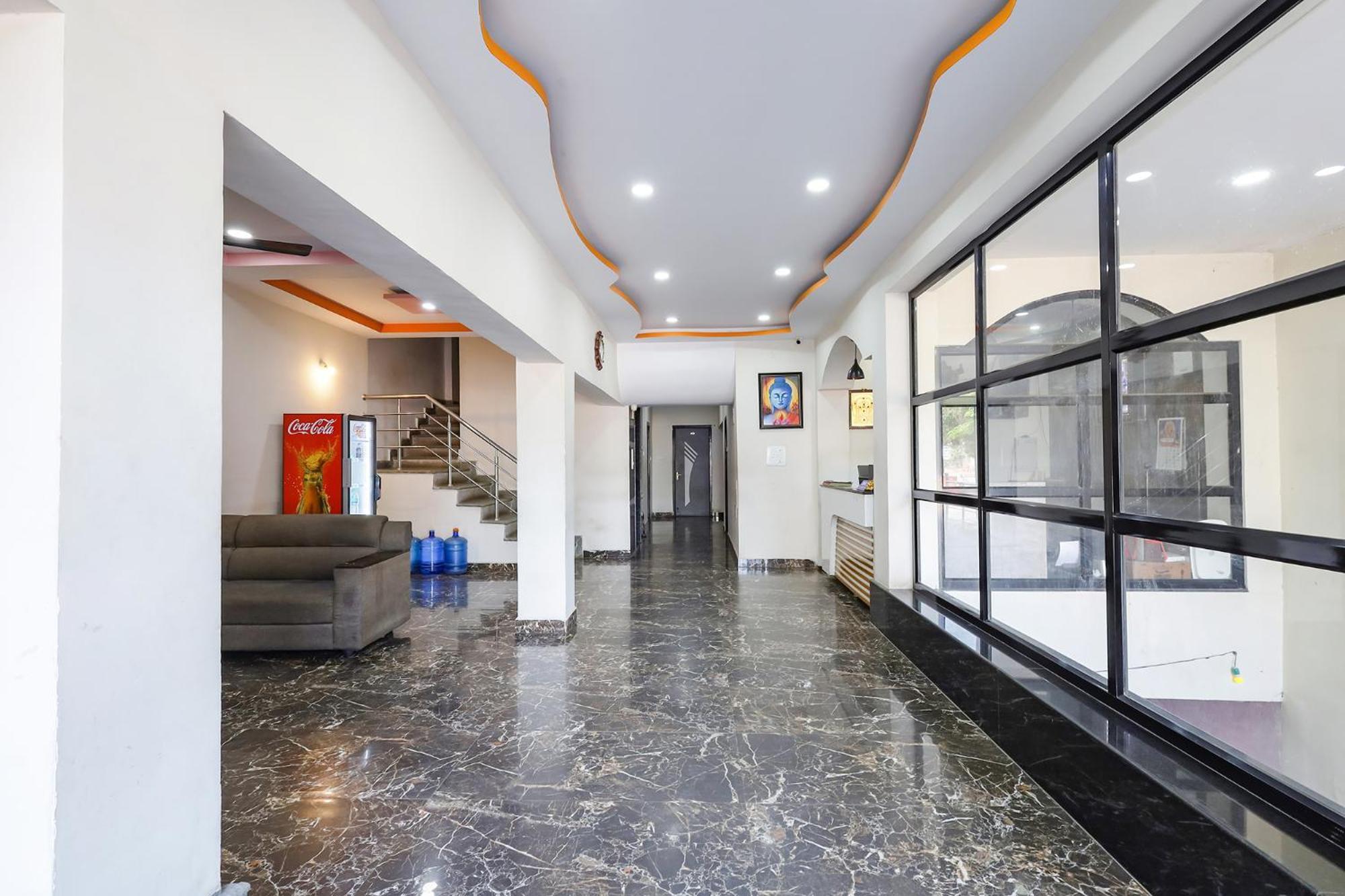 Отель Capital O Lakshmi Residency Тирупати Экстерьер фото