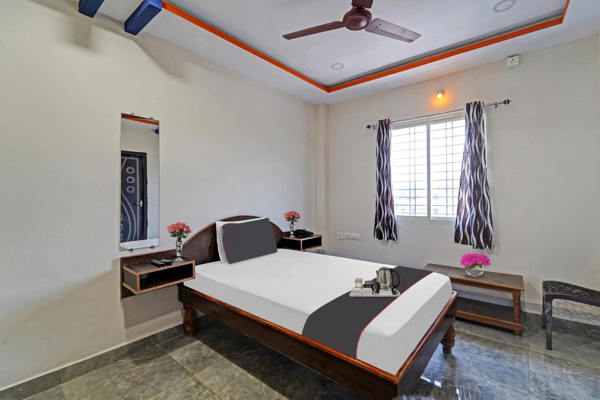 Отель Capital O Lakshmi Residency Тирупати Экстерьер фото