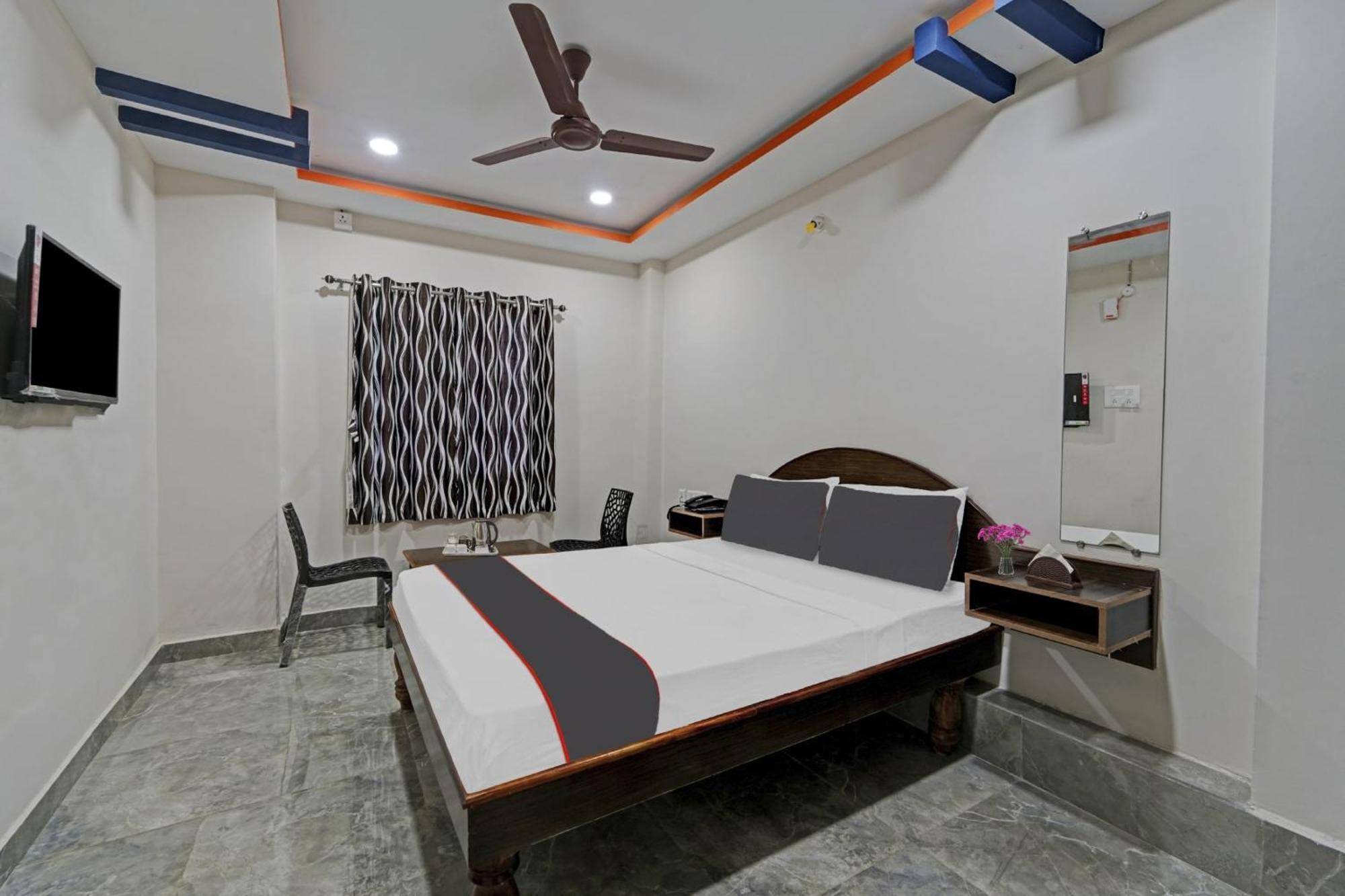 Отель Capital O Lakshmi Residency Тирупати Экстерьер фото