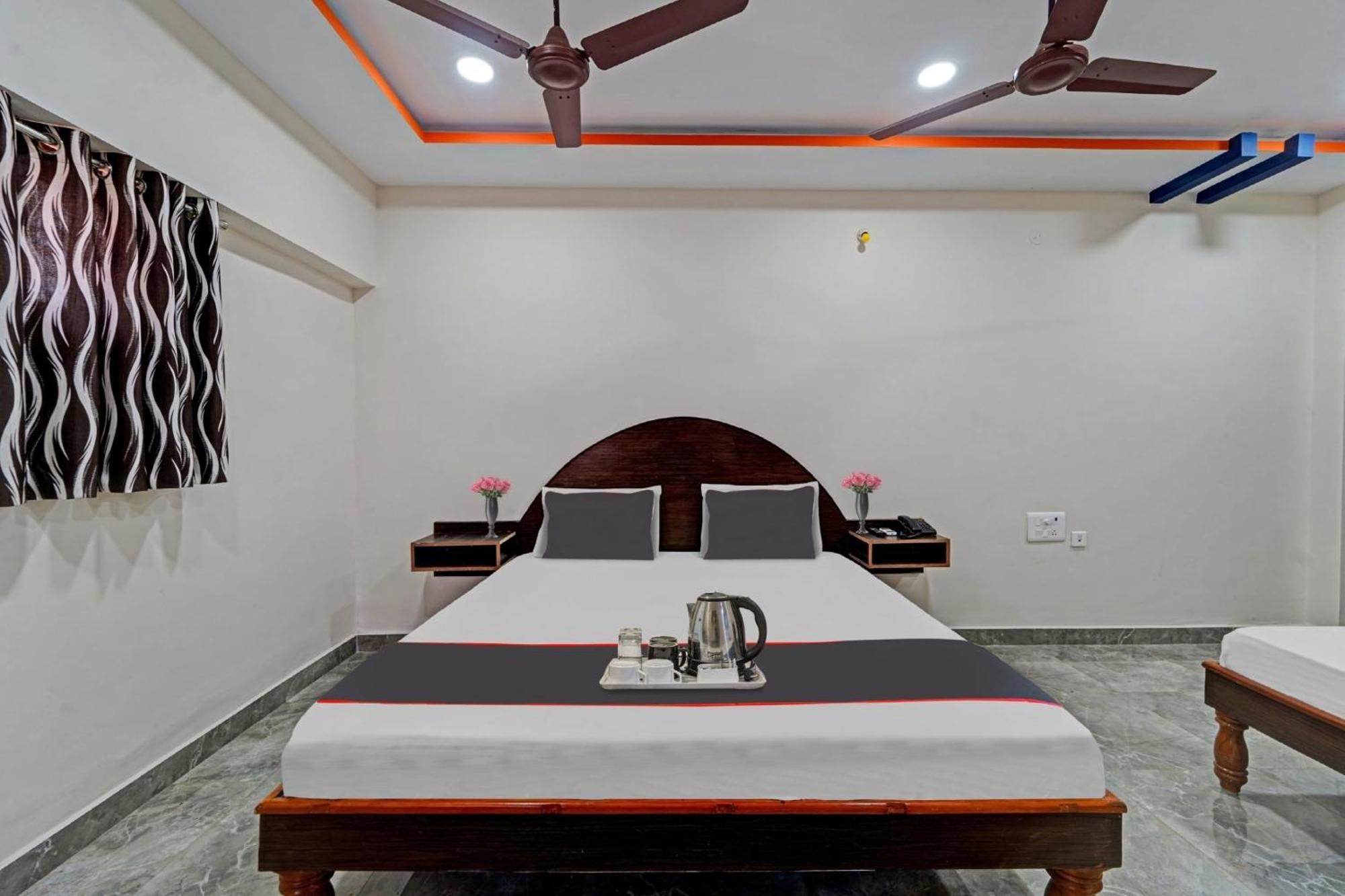 Отель Capital O Lakshmi Residency Тирупати Экстерьер фото