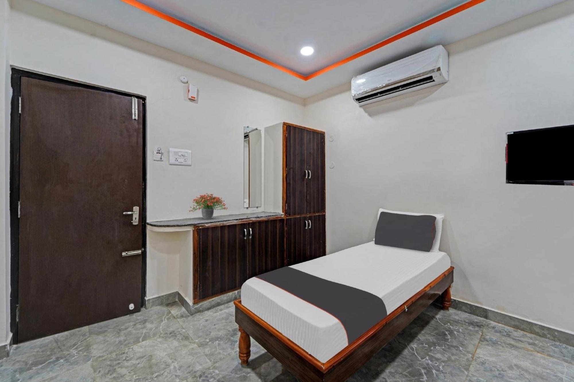 Отель Capital O Lakshmi Residency Тирупати Экстерьер фото