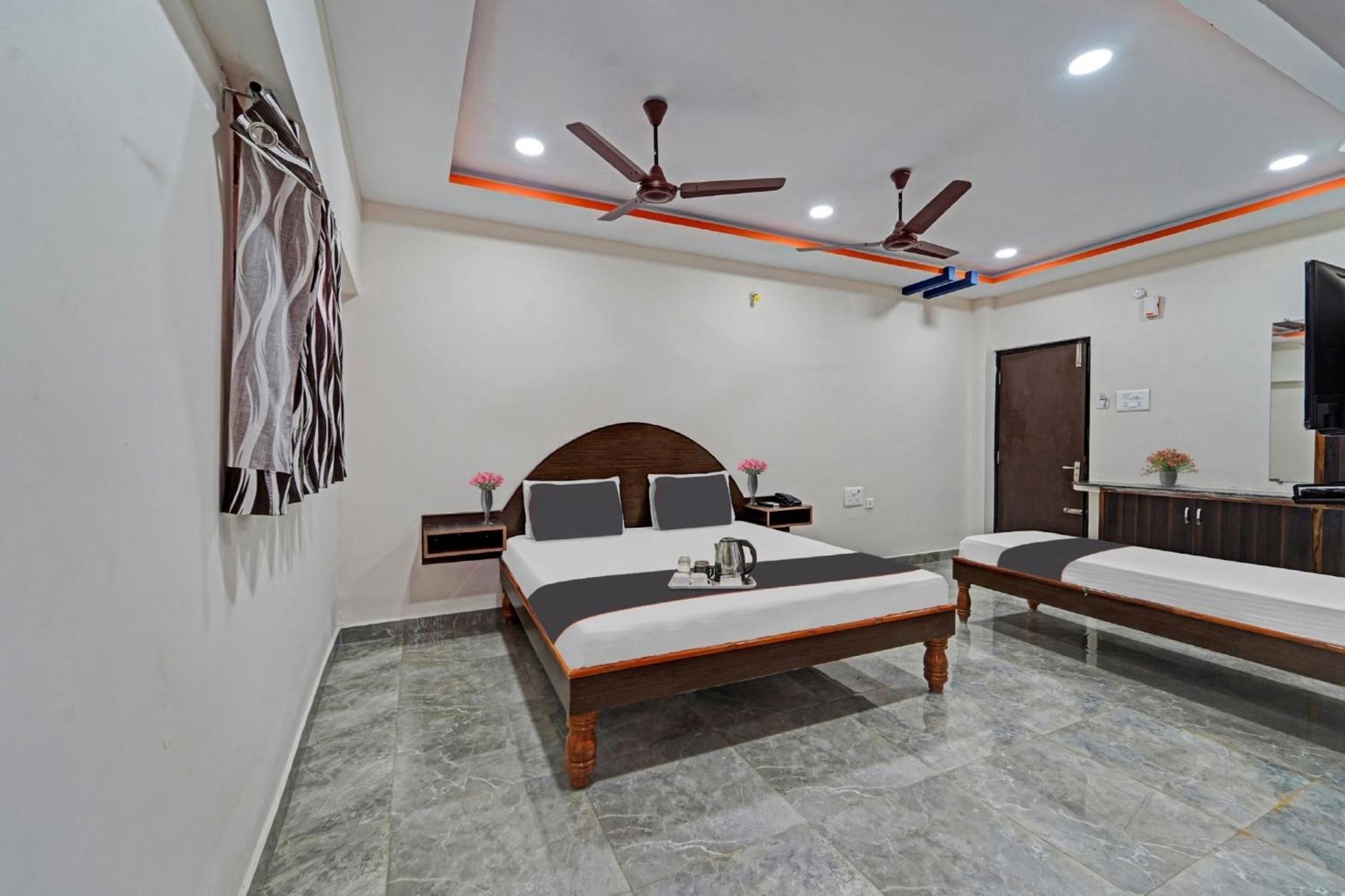 Отель Capital O Lakshmi Residency Тирупати Экстерьер фото